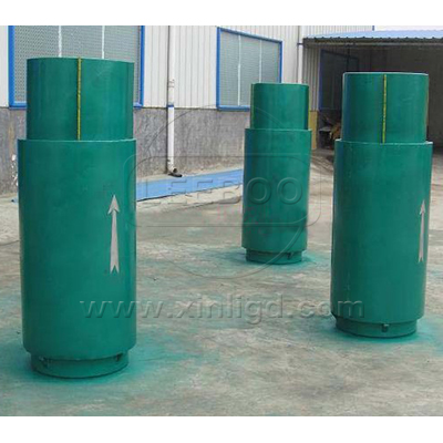         膨脹節(jié)是為補(bǔ)償因溫度差與機(jī)械振動(dòng)引起的附加應(yīng)力，而設(shè)置在容器殼體或管道上的一種撓性結(jié)構(gòu)。由于它作為一種能自由伸縮的彈性補(bǔ)償元件，具有工作可靠、性能良好、結(jié)構(gòu)緊湊等優(yōu)點(diǎn)，已廣泛應(yīng)用在化工、冶金、核能等部門。         鑫利公司生產(chǎn)膨脹節(jié)根據(jù)位移形式基本可以分為：軸向、角向、橫向三大類。軸向波紋管膨脹節(jié)它可以軸向補(bǔ)償直管段子上的膨脹節(jié)對(duì)沿膨脹節(jié)以及管段的軸向方向以拉伸和壓縮的方式來(lái)進(jìn)行補(bǔ)償并且可以給出額定的補(bǔ)償量，包括拉伸、壓縮位移的總和。這也是它運(yùn)用多也是基本型式，在運(yùn)行的時(shí)候它主要是利用了波紋部分的軸向變形來(lái)吸收管道的軸向位移的。第二種，角向波紋管膨脹節(jié) 它可以以角向的方式來(lái)補(bǔ)償管路，補(bǔ)償需要膨脹節(jié)做彎曲變形，它們往往都是兩個(gè)或者是三個(gè)角向式膨脹節(jié)組合在一起使用的，實(shí)現(xiàn)管道中所需的直線補(bǔ)償。后橫向波紋管膨脹節(jié)是通過(guò)成對(duì)的波紋管彎曲變形來(lái)實(shí)現(xiàn)直線補(bǔ)償?shù)摹?        以上內(nèi)容是鑫利技術(shù)人員為大家總結(jié)，希望能夠幫助到大家有效地解決問(wèn)題！